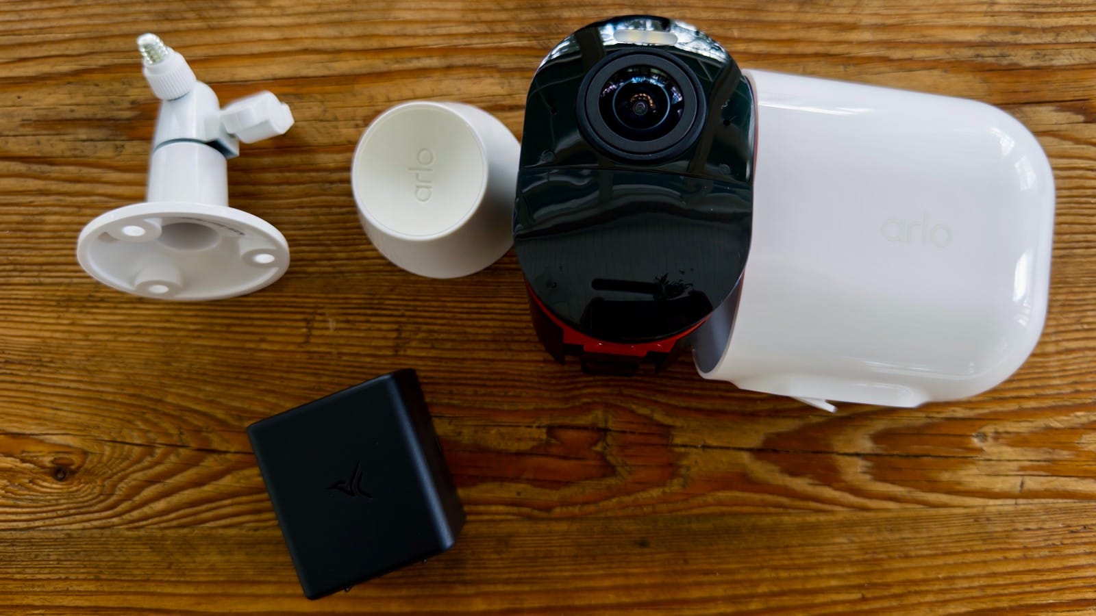 Arlo Ultra 3 4K con vano batteria estratto, supporto a parete e caricatore
